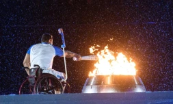 Le nageur brésilien Clodoaldo Silva allume la flamme lors de la cérémonie d'ouverture des jeux paralympiques le 7 septembre 2016 à Rio