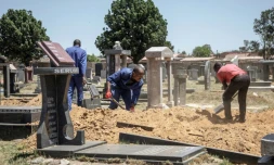 Des fossoyeurs creusent de nouvelles tombes dans le cimetière de Roodepoort, à Johannesburg, le 22 novembre 2018.