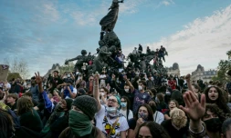 Des manifestants sont rassemblés au centre de la place de la République, à Paris, le 6 octobre 2026