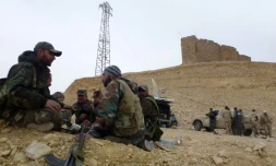 L'armée syrienne se repose, au pied de la citadelle de Palmyre, le 26 mars 2016 en Syrie