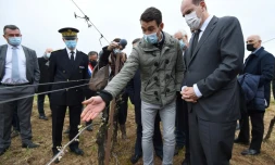 Le Premier ministre Jean Castex (d) constate les dégùts dus au gel auprÚs d'un vigneron à Montagnac, prÚs de Béziers, le 17 avril 2021