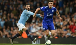 Le défenseur international anglais de Leicester Harry Maguire (d) lors du match contre Manchester City, en Premier League à l'Etihad Stadium, le 6 mai 2019