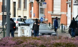 Des policiers lors d'une opération anti-terroriste dans le quartier de  Schaarbeek à  Bruxelles, le 25 mars 2016