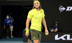 La joie du Grec Stefanos Tsitsipas, aprÚs sa victoire en 5 sets face à l'Espagnol Rafael Nadal en quart de finale de l'Open d'Australie, le 17 février 2021 à Melbourne