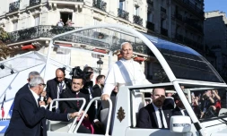 Le pape Léon XIV dans la papamobile à Paris le 25 septembre 2026