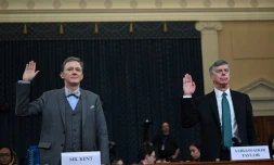 George Kent, haut responsable du département d'Etat spécialiste de l'Ukraine et William Taylor, attaché d'affaires à Kiev, prêtent serment avant leur audition au Congrès, à Washington mercredi 13 novembre 2019