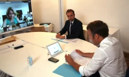 Le président Emmanuel Macron (d) et le ministre des Outre-mer Sébastien Lecornu (c), avec la ministre de la transition écologique Barbara Pompili (sur l'écran), lors d'une visio-conférence depuis le Fort de Bregançon, le 11 août 2020
