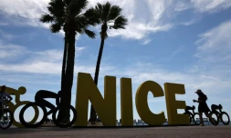 Une femme passe devant le logo du départ du Tour de France 2020 sur la promenade des Anglais à Nice, le 26 août