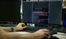 Un agent du centre opérationnel de l'Agence nationale de cybersécurité (Anssi) à Paris le 24 novembre 2022