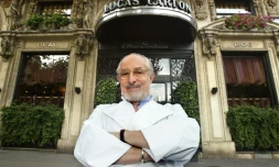 Alain Senderens devant son restaurant le 27 septembre 2002