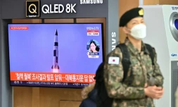 Dans une gare de Séoul, la télévision diffuse des images d'un essai de missile nord-coréen, le 5 janvier 2022