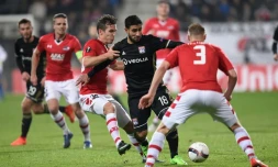 Le milieu de Lyon Nabil Fekir (c) face aux Néerlandais de l'AZ en Europa League, le 16 février 2017 à Alkmaar