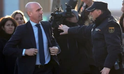 L'ancien président de la fédération espagnole de football Luis Rubiales arrive au tribunal de San Fernando de Henares, à l'est de Madrid, le 11 février 2025