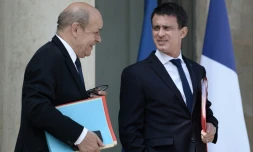 Le ministre de la Défense Jean-Yves Le Drian (G) s'entretient avec le Premier ministre Manuel Valls, le 22 juillet 2016 à Paris 