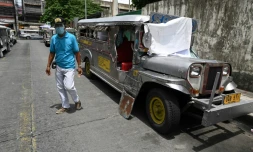 Une "jeepney" transformée en habitation dans une rue de Manille, le 12 août 2020 aux Philippines