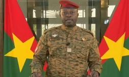 Le chef de la junte ayant pris le pouvoir au Burkina Faso, le lieutenant colonel Paul-Henri Sandaogo Damiba, prononce un message diffusé par la télévision nationale le 27 janvier 2022 à Ougadougou