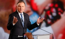 Le président polonais Andrzej Duda s'adresse à ses partisans aprÚs les résultats du premier tour de la présidentielle, le 28 juin 2020 à Lowicz