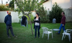 Dawa, réfugié tibétain de 33 ans, dans le jardin de ses hébergeurs, Caroline et Michel, le 11 octobre 2016 à Saint-Maur-des-Fossés, au sud-est de Paris