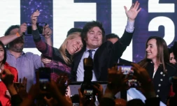 L'Ă©conomiste ultralibĂ©ral Javier Milei, arrivĂ© en tĂȘte des primaires pour la prĂ©sidentielle en Argentine, cĂ©lĂšbre sa victoire le 13 aoĂ»t 2023 Ă Buenos Aires avec sa soeur Karina Milei