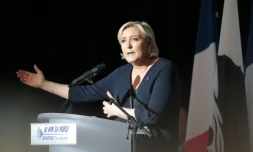 Marine Le Pen fait un discours lors d'un meeting électoral à Ajaccio le 8 avril 2017