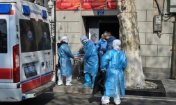 L'évacuation d'un malade présumé du nouveau coronavirus à Wuhan, Chine, le 30 janvier 2020
