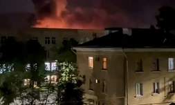 Image tirée d'une vidéo publiée sur le compte Telegram de Mikhaïl Vedernikov, gouverneur de la région de Pskov, montrant une explosion pendant une attaque de drones sur l'aéroport de Pskov, le 30 août 2023 en Russie