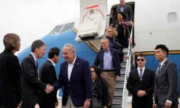 Une délégation de sénateurs américains menée par le chef de la majorité au Sénat, Chuck Schumer (c), arrive à l'aéroport de Shanghai, en Chine
