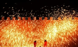 Des artistes lancent du métal en fusion pour créer un feu d'artifice lors du spectacle traditionnel chinois "Dashuhua" à l'approche du Nouvel an lunaire du Dragon, le 7 février 2024 à Handan, dans la province du Hebei, dans le nord de la Chine