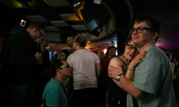 Un couple danse au "Club 1900" pendant une soirée inclusive, le 6 juin 2019 à Mulhouse en France