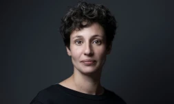 Alice Zeniter aimerait que les Calédoniens puissent enfin lire le roman qu'elle a fait paraître en août, fiction sur la Nouvelle-Calédonie qui n'est pas arrivée en librairie dans l'archipel