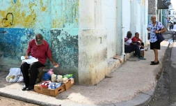 Un homme âgé vend des objets dans une rue de La Havane, le 3 juin 2025