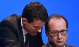 Manuel Valls parle à François Hollande le 18 novembre 2015 à Paris 