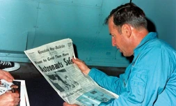 Jim Lovell en train de lire le journal évoquant le sauvetage périlleux d'Apollo 13 le 17 avril 1970, à bord de l'USS Iwo