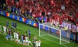 Les joueurs suisses saluent leurs supporters Ă Cologne aprĂšs leur match nul 1-1 mercredi contre l'Ecosse en phase de groupe de l'Euro-2024.