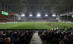Un public nombreux remplit les tribunes du Forsyth Barr Stadium, venu assister sans restriction au match de rugby entre les Otago Hihlanders et les Waikato Chiefs le 13 juin 2020 Ă Dunedin