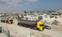 Des camions de carburant entrent dans la bande de Gaza par le point de passage de Kerem Shalom, le 8 août 2022 à Rafah