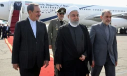 Photo fournie par la présidence iranienne montrant le président iranien Hassan Rohani (centre) à son arrivée à Téhéran, le 27 septembre 2019