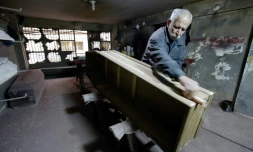A Tripoli au Liban, le dernier fabricant de cercueil artisanal de la ville, Michel Homsi, en plein travail, le 21 décembre 2016