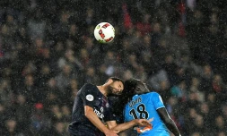 "Classique" au Parc des Princes, le 23 octobre 2016, choc entre Thiago Motta et le Marseillais Bafétimbi Gomis. Les deux sont forfait pour la revanche au Vélodrome