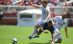 Manchester United et Alexis Sanchez, ici pris en sandwich par les défenseurs des Earthquakes, ont concédé un 2e match nul en pré-saison, le 22 juillet 2018, à Santa Clara, en Californie