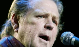Brian Wilson, cofondateur des Beach Boys, se produit sur la scène de l'Olympia, à Paris, le 14 mars 2004