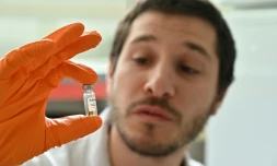 Maxime Haure, ingénieur en biotechnologie, montre un échantillon de marc de fruit, à l'université Agrosup à Dijon le 10 juin 2020