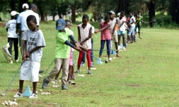 Des enfants apprennent le golf à Yamoussoukro pendant une journée d'initiation à ce sport le 22 octobre 2016