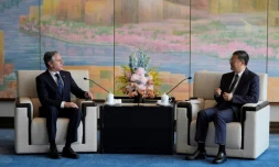 Le secrétaire d'Etat américain Antony Blinken (G) s'entretient avec le secrétaire du Comité du PCC de Shanghai, Chen Jining à Shanghai, le 25 avril 2024