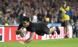 L'ailier néo-zélandais Nehe Milner-Skudder inscrit un essai face à l'Australie en finale du Mondial, le 31 octobre 2015 à Twickenham