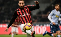 L'attaquant argentin Gonzalo Higuain sous le maillot de l'AC Milan lors d'un match de Serie A face à la Spal à San Siro le 29 décembre 2018