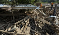 Des membres de la Défense civile au milieu des décombres de maisons détruites par la coulée de boue à Mocoa, le 5a vril 2017 en Colombie