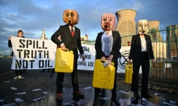 Des militants écologistes d'Ocean Rebellion, dégisés en "Oil heads", manifestent devant la raffinerie de Grangemouth, en Ecosse, en pleine COP26, le 2 novembre 2021