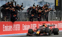 Les membres de l'écurie Red Bull félicitent Max Verstappen après sa victoire au GP de France de F1 sur le Circuit Paul-Ricard du Castellet le 20 juin 2021
