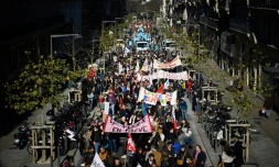 Des enseignants et personnels de l'Education nationale en grève manifestent contre la valse des protocoles sanitaires, le 13 janvier 2022 à Marseille